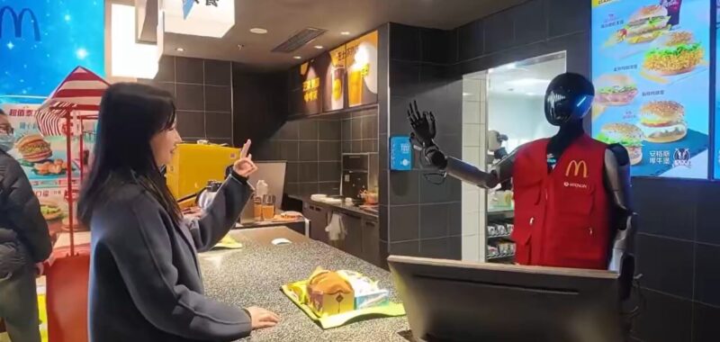 「ロボットが接客する時代が来た」上海のマクドナルドで人型ロボット導入